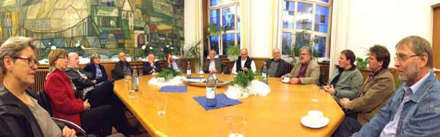 Diskussionsrunde beim „Stadtspaziergang“ in Fröndenberg