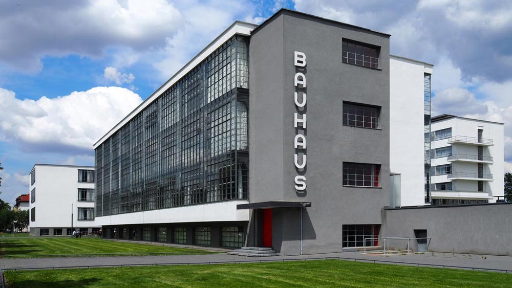 Mitglieder des Architektur Forum Unna e.V. vor dem Baushaus in Deassau